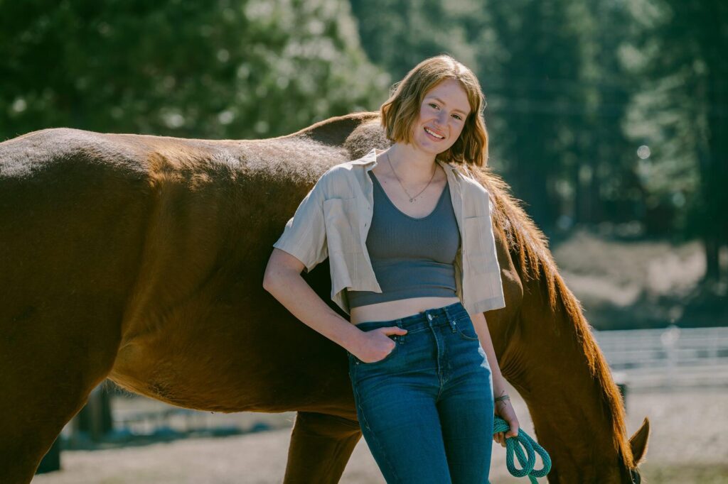 girl senior with her horse matching mane