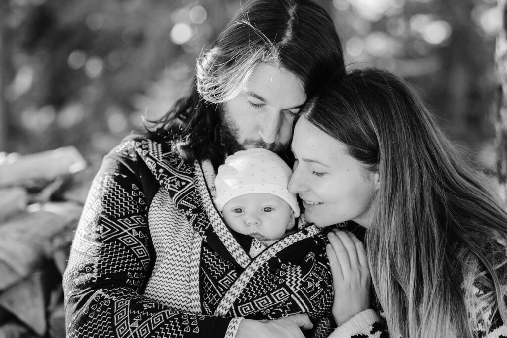 Newborn with parents outside in Truckee photographed by North lake Tahoe family photographer Annie X Photographie in black and white