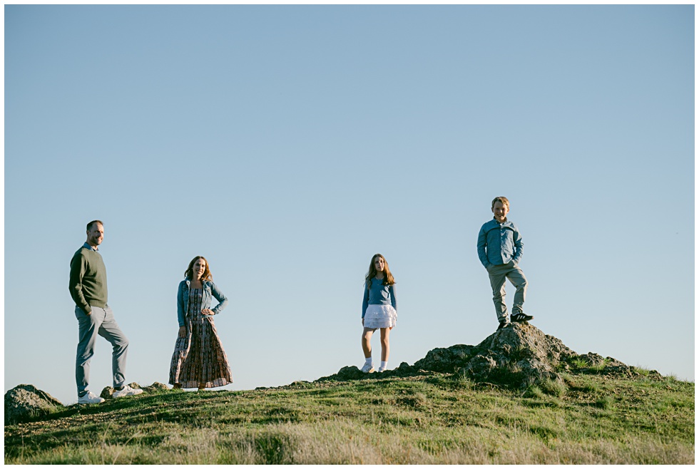 marin family photos up on Mt Tamat golden light photographed by marin family photographer Annie X Photographie