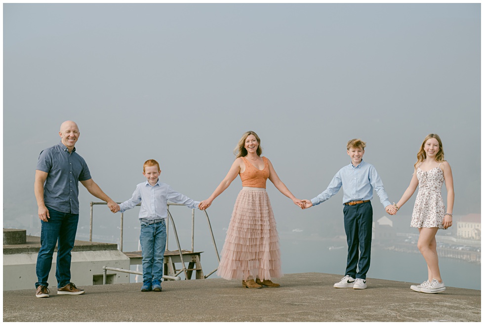 Natural family photo captured in Sausalito by Annie X Photographie