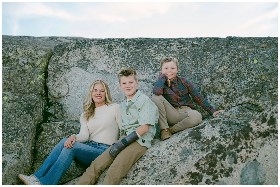 Tahoe family photos of mama and ehr boys on Donner Summit granite slabs photographed by Truckee family photographer Annie X Photographie